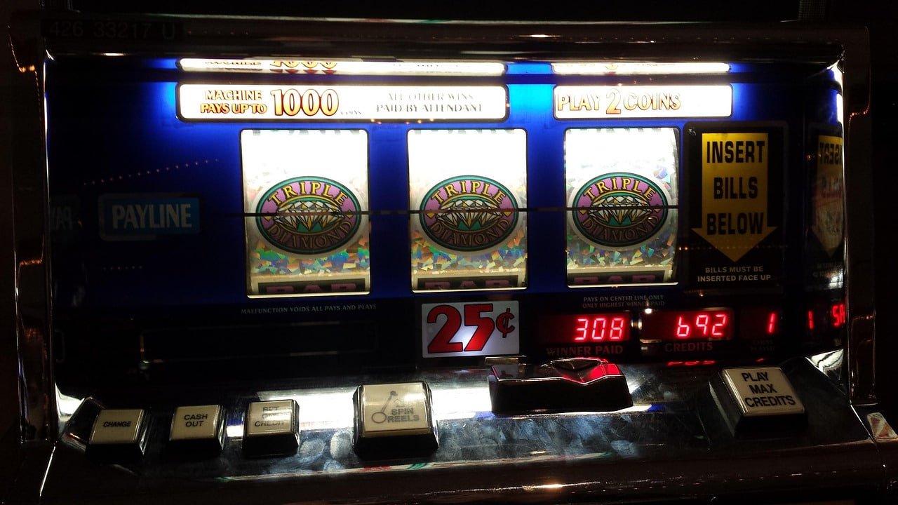 Dealer profesional Ulta88 Live Casino di studio berkualitas tinggi saat memimpin meja Baccarat